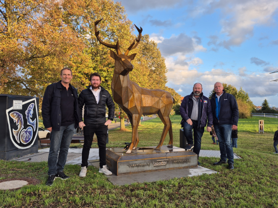 Bild der Hirschskulptur mit den Erbauern, dem Stellvertretenden Bürgermeister und dem Ortsvorsteher