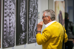 Interessierte bewundern die ausgestellten Kunstwerke in den Gängen des Rathaus