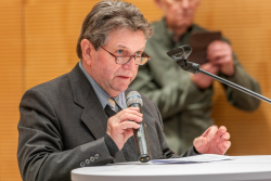 Herr Schwabenland, Mitglied vom Foto-Forum Oberhausen e.V., führt in die Veranstaltung ein