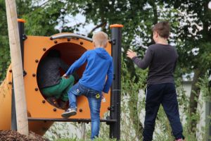 Kinder auf einer Rutsche