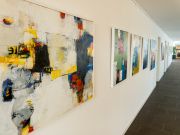 diverse Kunstwerke werden im Rathaus ausgestellt