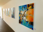 diverse Kunstwerke werden im Rathaus ausgestellt