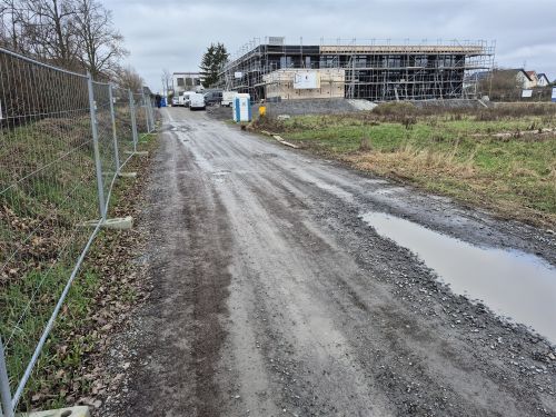Zufahrt zur Baustelle des künftigen Kindergartens