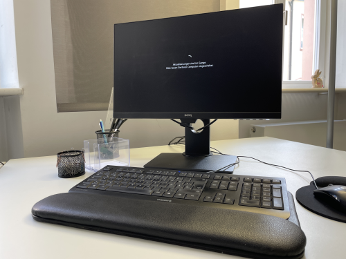 Ein PC an einem Arbeitsplatz macht gerade ein Softwareupdate.