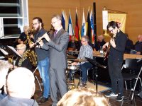 Musikalische Darbietung im großen Sitzungsaal vor vielen Zuschauenden