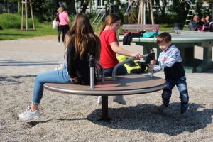 Kinder auf einem Kreisel