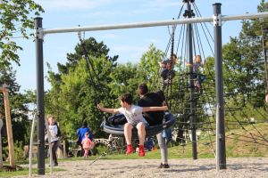 Kinder schaukeln