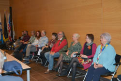 Die Künstler sitzen nebenainander im großen Sitzungssaal