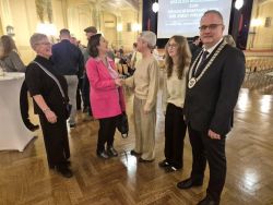 Bürgermeister Martus auf dem Neujahrsempfang mit seiner Familie, Ortsvorsteherin Frau Kirschner und Stadträtin Frau Westermann-Hartfelder