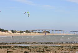 Kite-Surfer auf dem Meer