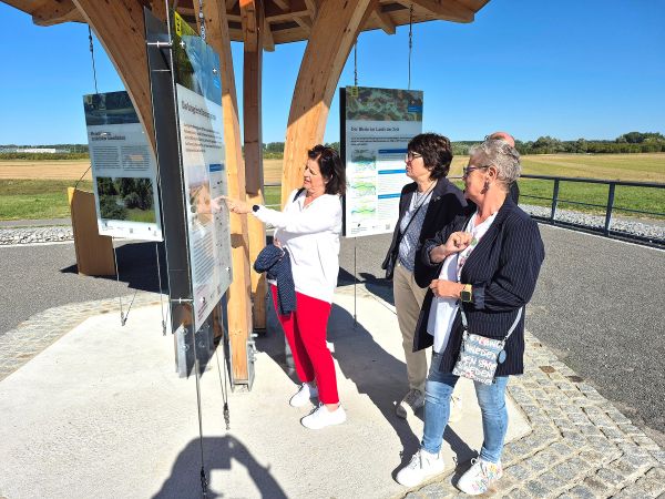 Einweihung des Infopfads zum Hochwasserrückhalteraum – Besucherinnen informieren sich vor Ort.