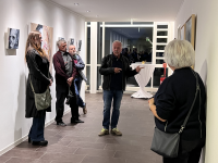 Interessierte bewundern die ausgestellten Kunstwerke in den Gängen des Rathaus