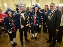 Bürgermeister Martus mit dem Prinzen der KaGe Narhalla und dessen "Gefolgschaft"
