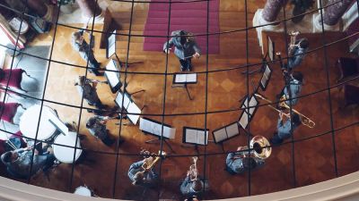 Das Heeremusikkorp Ulm spielt auf einer Bühne