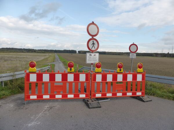 Absperrschilder auf der Polder Rheinschanzinsel