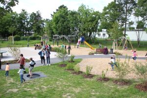 spielende Kinder auf dem Generationenpark