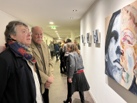 Interessierte bewundern die ausgestellten Kunstwerke in den Gängen des Rathaus