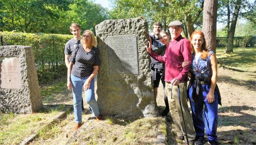 Juden-Am-Grab-der-Urgrossmutter-Suessel.jpg