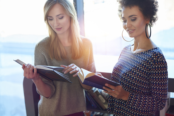 Zwei Frauen die Bücher lesen