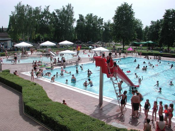 Foto des großen Becken des Freibads mit Rutsche
