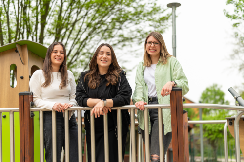 Kindergärtnerinnen auf einem Klettergerüst