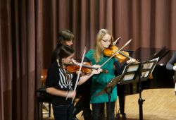 Kinder spielen Musikinstrumente