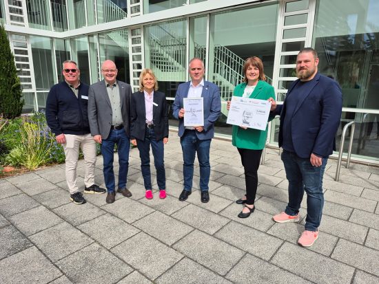 Übergabe des Förderpreises vor dem Rathaus