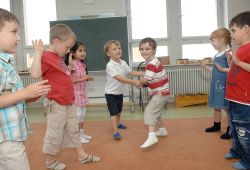 tanzende Kinder im Klassenzimmer