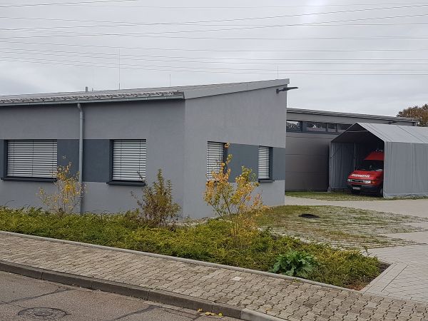Das Feuerwehrhaus in Huttenheim: Die geplante Erweiterung wurde aufgrund stark gestiegener Kosten vorerst gestoppt.