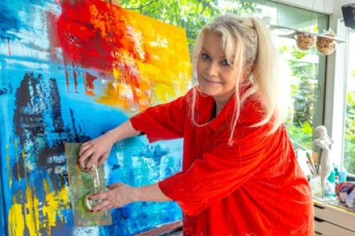 Eva Löschel in Ihrem Atelier beim Erschaffen eines Bildes