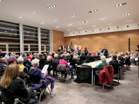 Musikalische Darbietung im großen Sitzungsaal vor vielen Zuschauenden