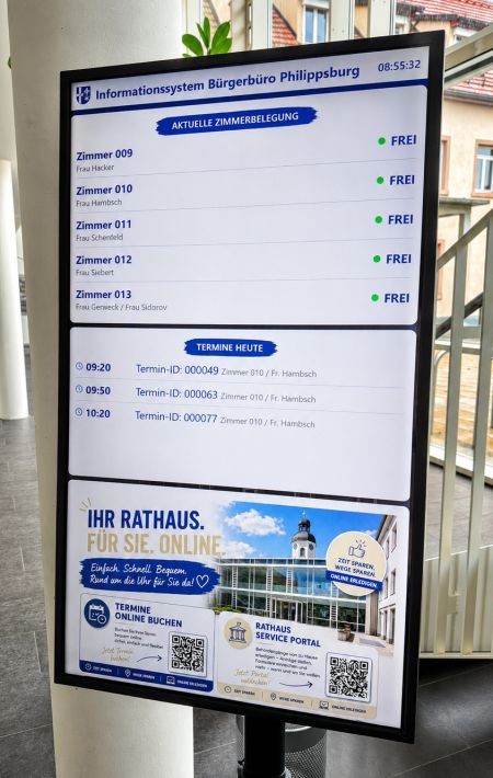 Das neue Informationsdisplay im Bürgerbüro Philippsburg
