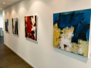 diverse Kunstwerke werden im Rathaus ausgestellt