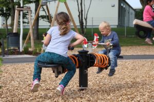 Kinder auf einer Wippe
