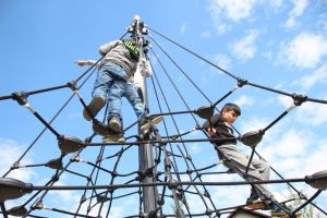 Kinder spielen auf einem Klettergerüst