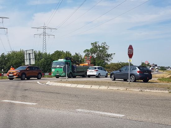 Reger Verkehr an einer Kreuzung in Philippsburg