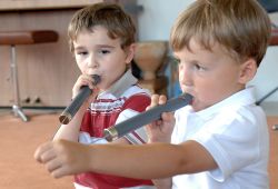 Zwei Kinder spielen Flöte