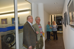 Interessierte bewundern die ausgestellten Kunstwerke in den Gängen des Rathaus