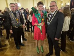 Bürgermeister Martus mit den Rhosemer Stockriewer