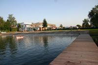 Ausblick auf Freibad und See vom Steg