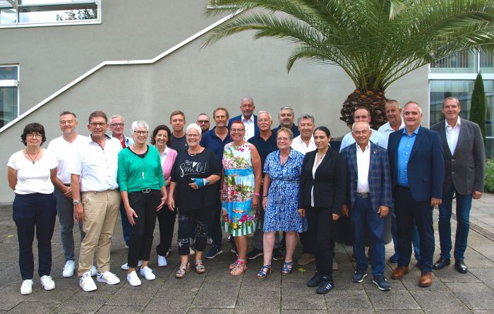 Gruppenbild der Gemeinderatsmitglieder vor dem Rathaus