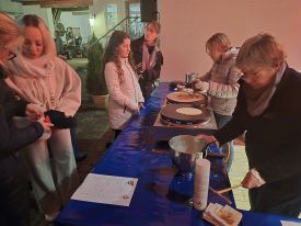 An einem Stand werden Crepes zubereitet.