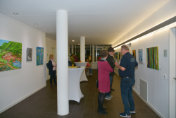 Interessierte bewundern die ausgestellten Kunstwerke in den Gängen des Rathaus