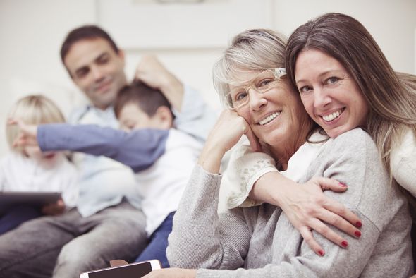 Symbolbild einer Senioren Umgeben von Ihrer Familie