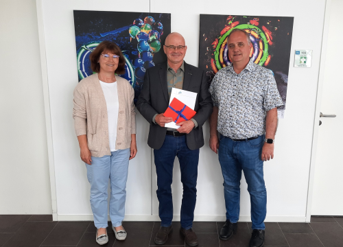 Bürgermeister Martus, Erich Schweikert und Personalratsmitglied Manuela Heil bei der Feierstunde zum Dienstjubiläum