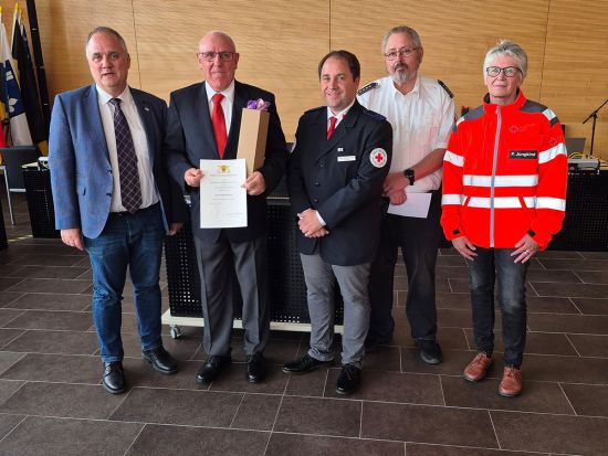 Bürgermeister Martus bei der Übergabe der Landesehrennadel an Reinhold Kullmann. Auf dem Bild befinden sich zudem Herr Rothermel, Herr Brecht und Frau Jungkind vom DRK.