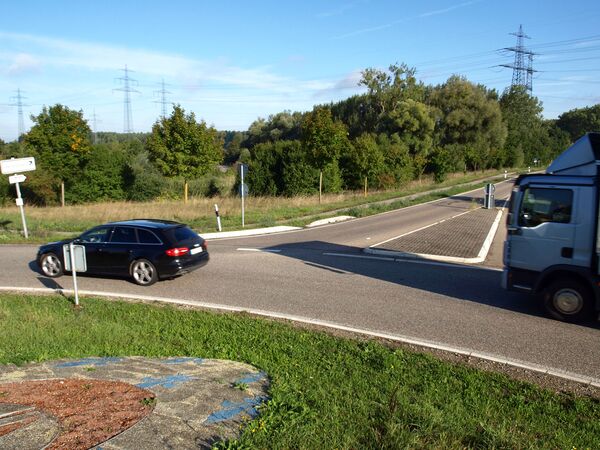 Verkehrskreisel mit zwei Autos