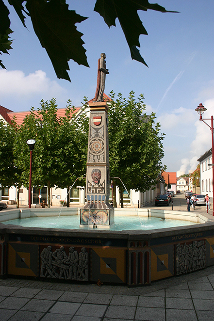 Brunnen auf dem Ile-de-Ré-Platz, in dessen Mitte eine Skulptur des heiligen Philippus steht