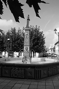 Brunnen auf dem Ile-de-Ré-Platz, in dessen Mitte eine Skulptur des heiligen Philippus steht