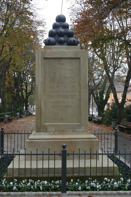 Denkmal auf dessen Spitze Kanonenkugeln ein Pyramide bilden